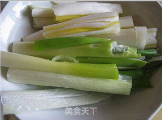 节日必备菜--葱烧海参的做法步骤:2