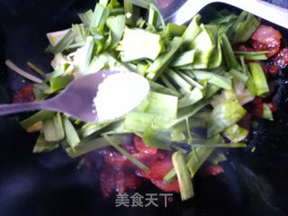 青蒜炒腊肠的做法步骤:6
