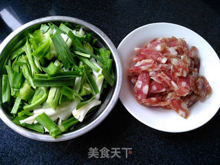 青蒜炒腊肠的做法步骤:2