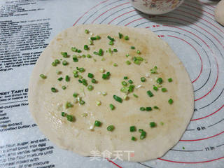8分钟搞定美味早餐--手抓葱油饼的做法步骤:13