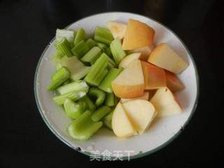 西芹苹果汁的做法步骤:2