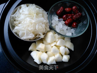 银耳雪梨红枣汤的做法步骤:2