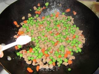 豌豆炒牛肉粒的做法步骤:11