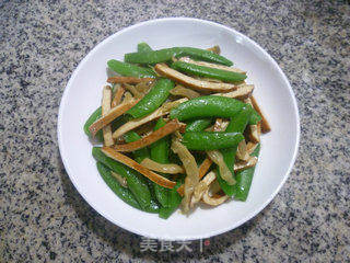 榨菜香干炒甜豆的做法步骤：10