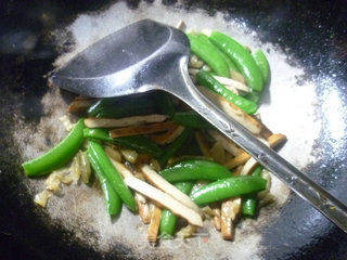 榨菜香干炒甜豆的做法步骤：9