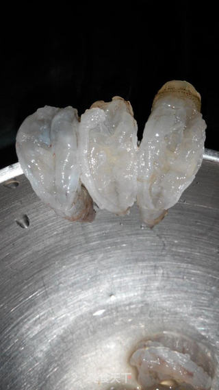 菠萝海鲜焗饭的做法步骤:2