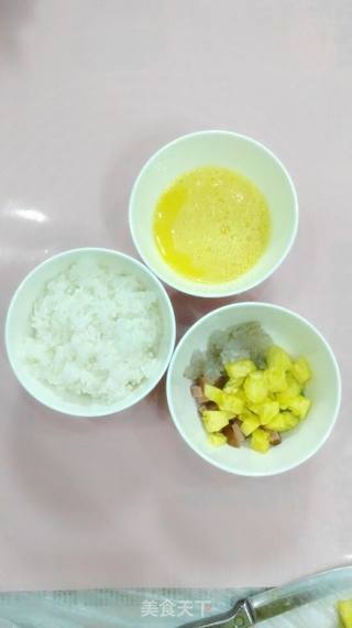 菠萝海鲜焗饭的做法步骤:3