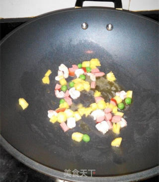 菠萝海鲜焗饭的做法步骤:5