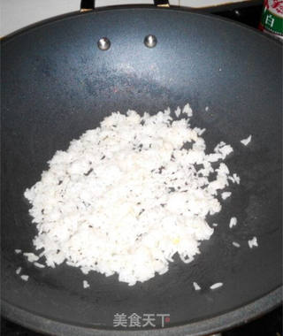 菠萝海鲜焗饭的做法步骤:4