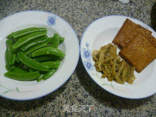 榨菜香干炒甜豆的做法步骤：1