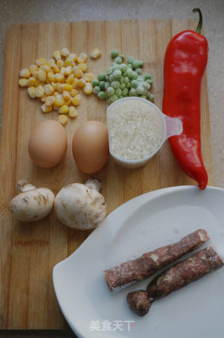蛋包腊肉彩丁焖饭的做法步骤：1