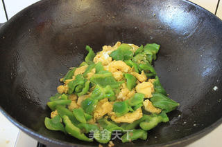 青椒炒鸡蛋的做法步骤:4