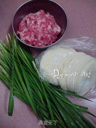 【猪肉韭菜锅贴】饺子两边留个洞的做法步骤：1
