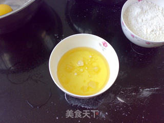 双色蜂蜜蛋糕卷的做法步骤:2