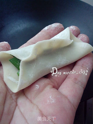 【猪肉韭菜锅贴】饺子两边留个洞的做法步骤：5