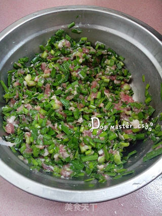 【猪肉韭菜锅贴】饺子两边留个洞的做法步骤:4