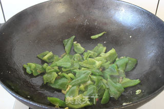 青椒炒鸡蛋的做法步骤:3
