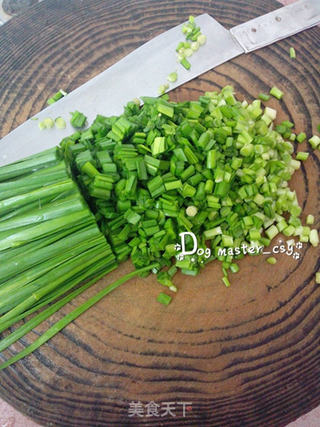 【猪肉韭菜锅贴】饺子两边留个洞的做法步骤：3