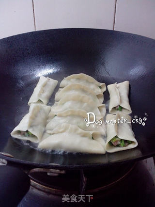 【猪肉韭菜锅贴】饺子两边留个洞的做法步骤:7