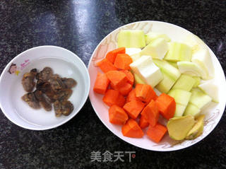 木瓜蚝干猪尾骨汤的做法步骤:2