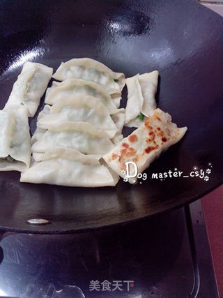 【猪肉韭菜锅贴】饺子两边留个洞的做法步骤:8