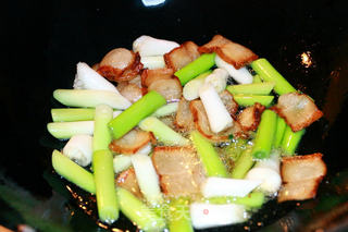 家乡特色风味的腊肉炒豆丝的做法步骤:4