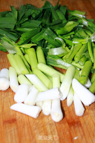 家乡特色风味的腊肉炒豆丝的做法步骤:2