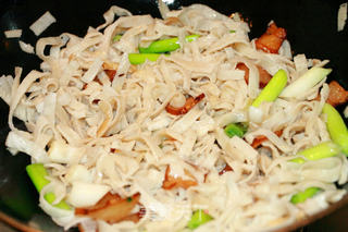 家乡特色风味的腊肉炒豆丝的做法步骤:5