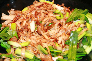 家乡特色风味的腊肉炒豆丝的做法步骤:6
