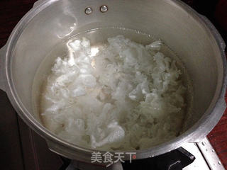 紫薯莲子银耳羹的做法步骤:2