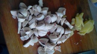 双孢菇煲鸡鲜汤的做法步骤:2