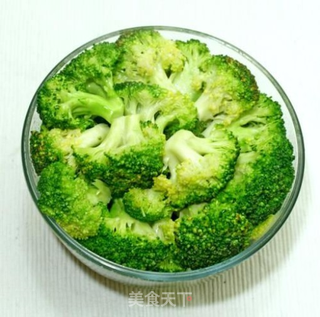 西兰花炒带子的做法步骤:3