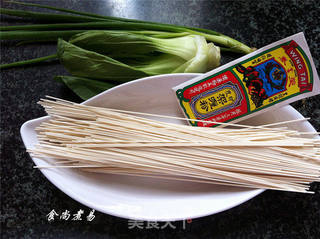 咖喱鱼蛋鲜虾面的做法步骤:2
