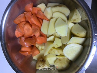 红咖喱土豆鸡腿的做法步骤:2
