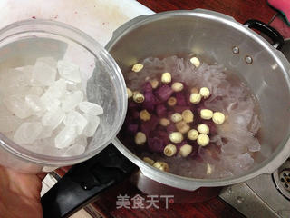 紫薯莲子银耳羹的做法步骤:6