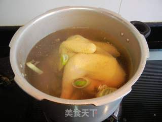 牛肝菌冬笋炖母鸡的做法步骤:6