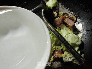 香菇圆白菜煮腊鸡腿的做法步骤：4