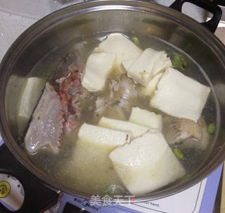 豆腐炖鱼头的做法步骤:7