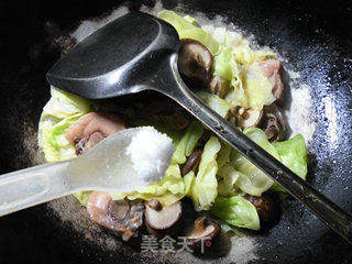 香菇圆白菜煮腊鸡腿的做法步骤：6
