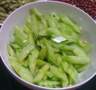 木耳黄瓜炒虾仁的做法步骤：5