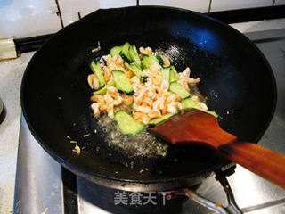 木耳黄瓜炒虾仁的做法步骤:9
