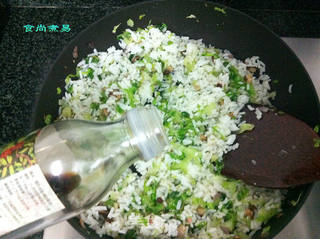生菜冬菇粒鸡蛋炒饭的做法步骤：8