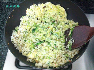生菜冬菇粒鸡蛋炒饭的做法步骤:10