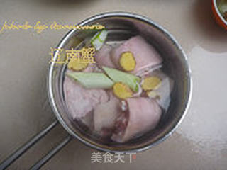 腊肉炖猪手的做法步骤：1