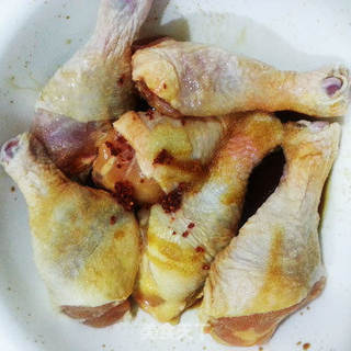 蒜味香辣烤鸡腿——外焦里嫩 唇齿留香的做法步骤：2
