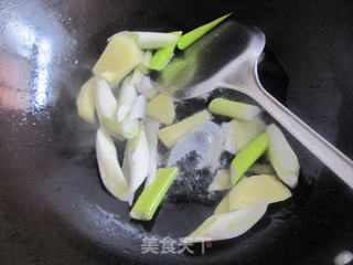 四步炒出简单的油爆虾的做法步骤:2