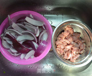 洋葱炒肉片的做法步骤:2