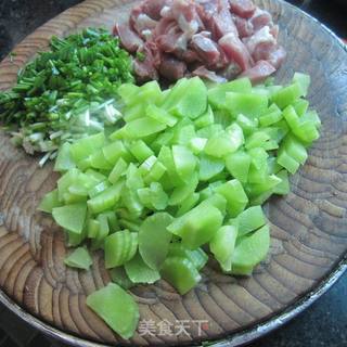 莴笋瘦肉煎饺的做法步骤:2