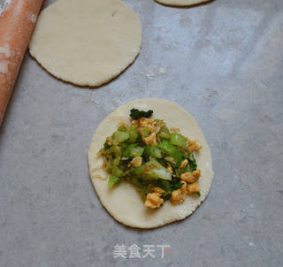 青菜鸭蛋包子的做法步骤:11