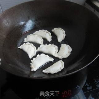 莴笋瘦肉煎饺的做法步骤:14